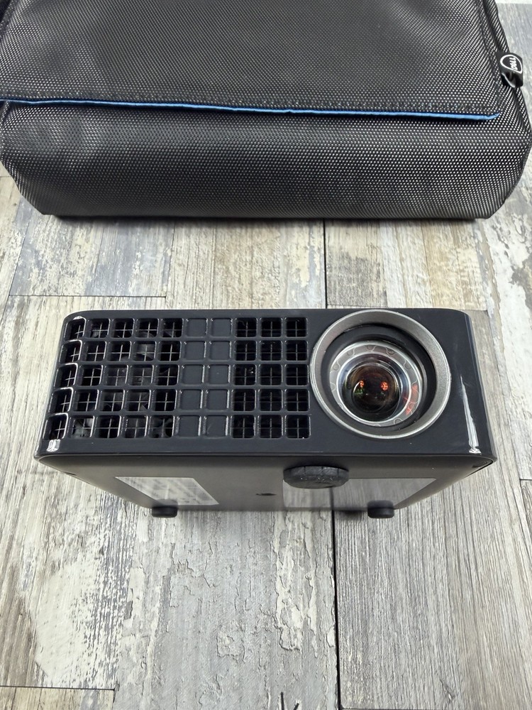 Dell M115HD LED DLP Mini Mobile Projector Bundle