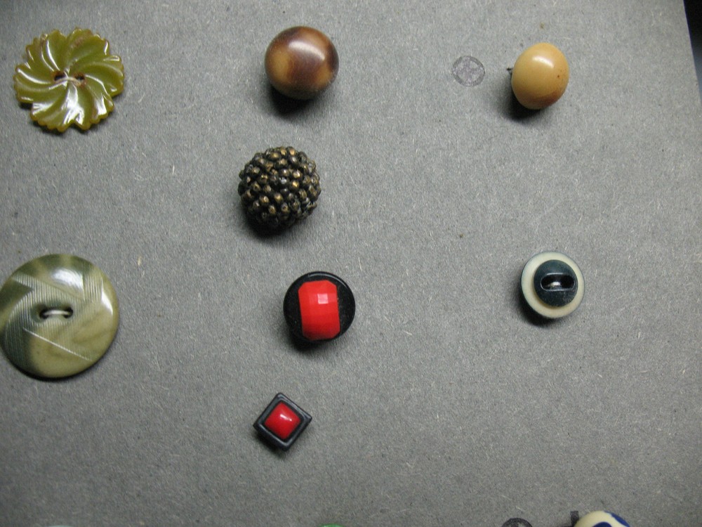 ANTIQUE BUTTONS (41) COUNT MIXED MATERIALS