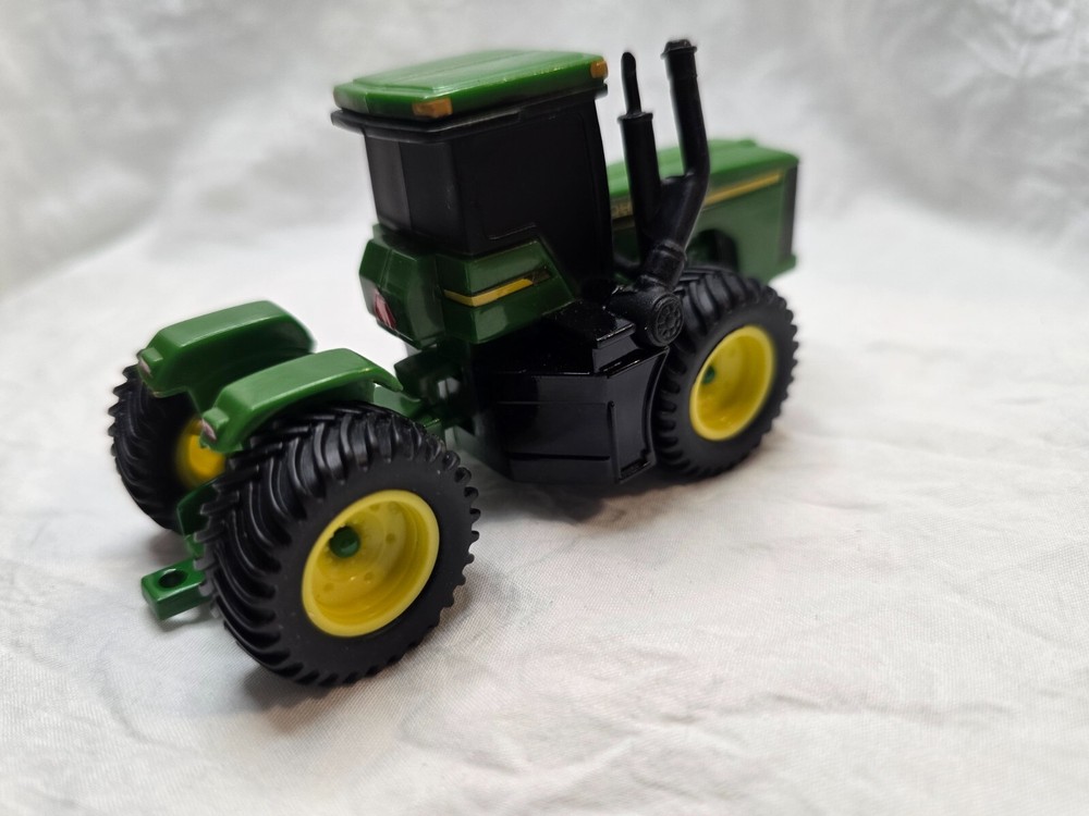 ERTL John Deere Tractor 1:64 - D0520YL01