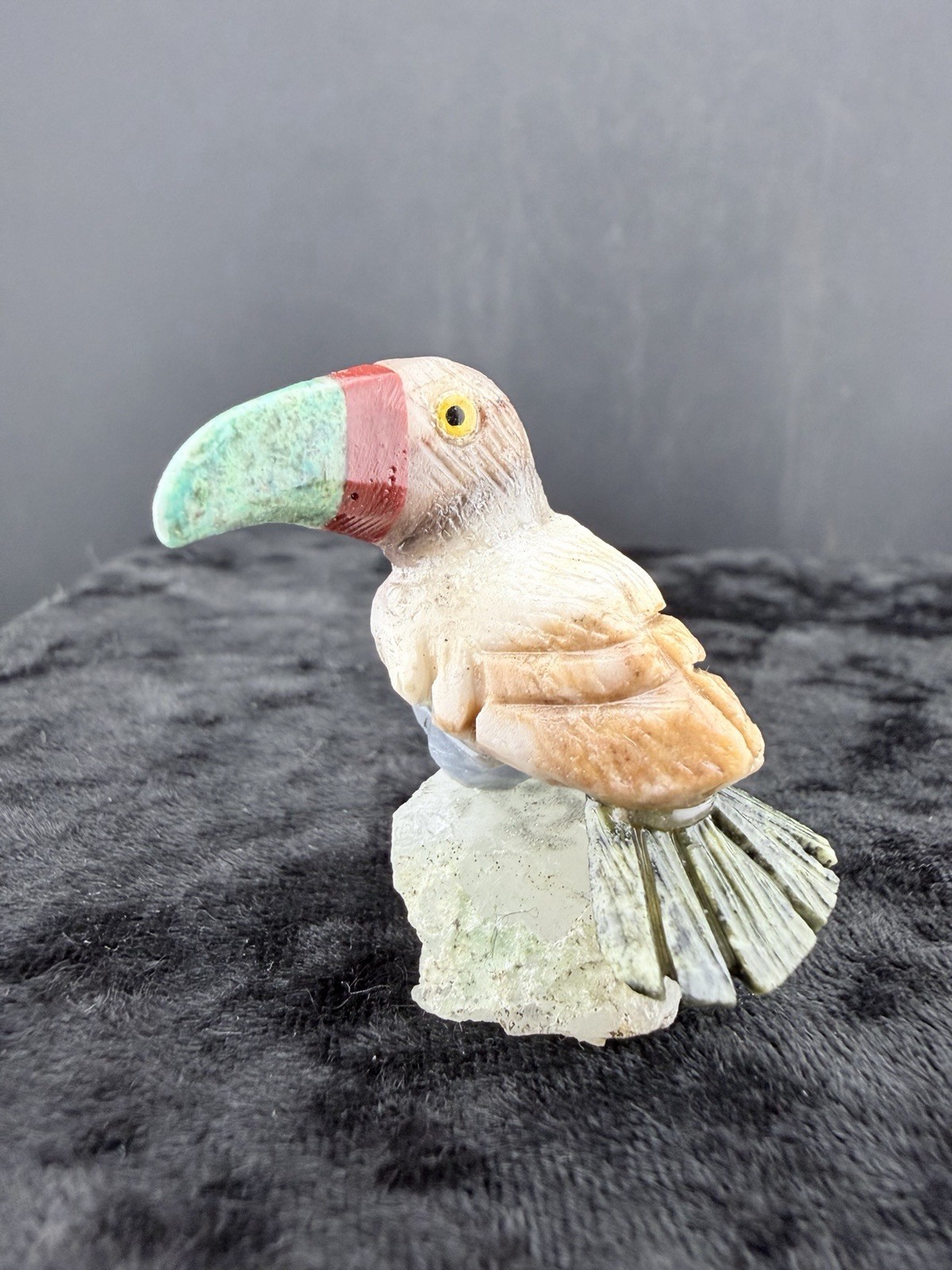 Gemstone Bird Sculpture on Mineral Base. 22 g. 27x31x40 mm