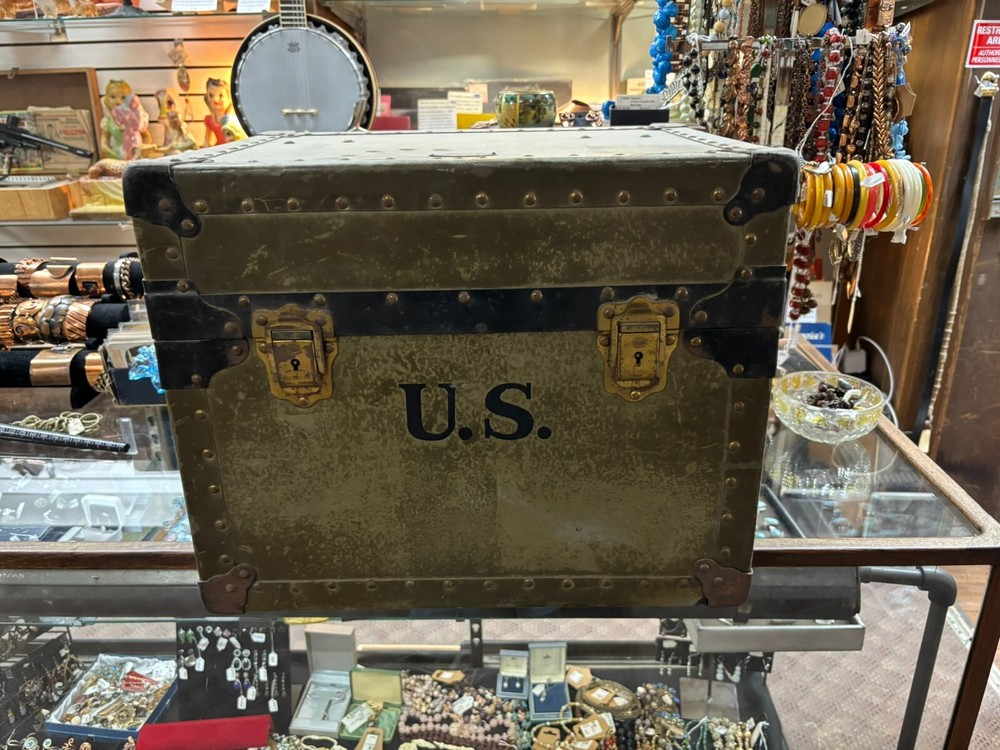 WWII US Army boxed mess kit.  Dishes, cups, bowls, silverware and spice shakers