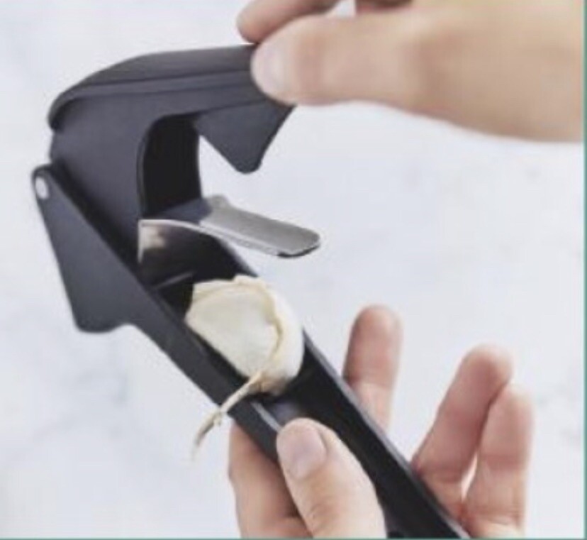 TUPPERWARE GARLIC PRESS BLACK ERGONOMIC STAINLESS NEW
