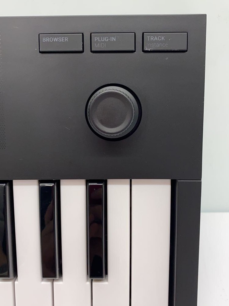 NATIVE INSTRUMENTS Synthesizer M32 MIDI Keyboard Used