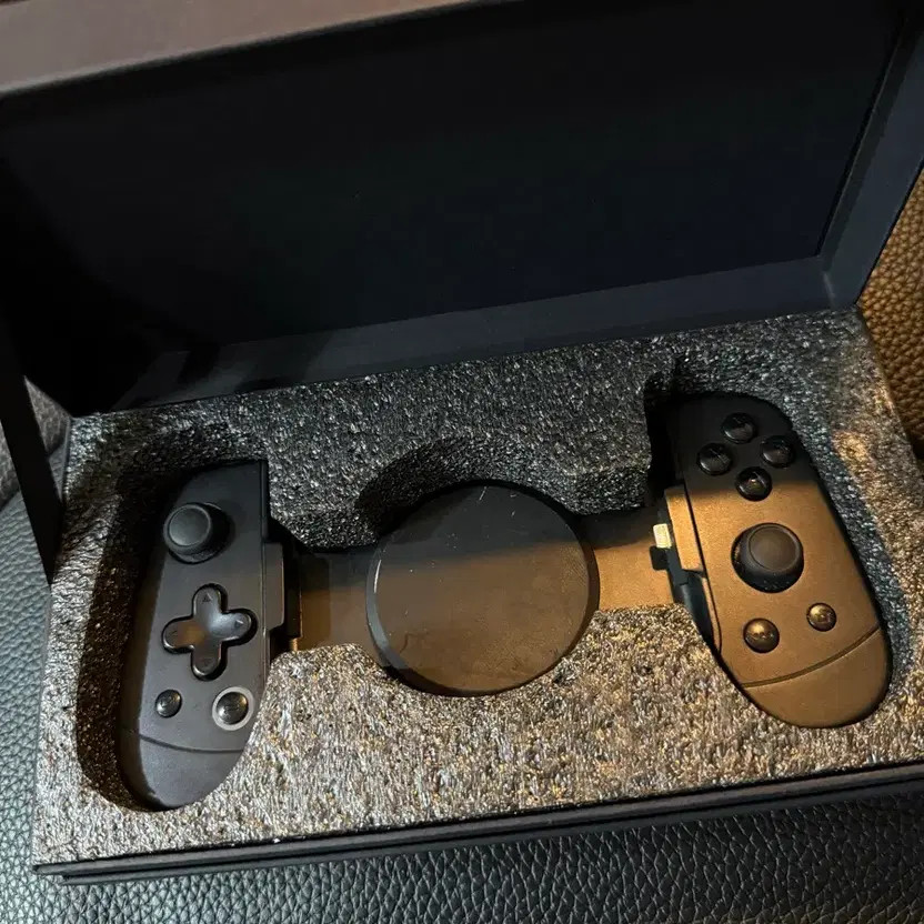 Leadjoy M1 iPhone Game Controller with Lightning & Cooling Fan Official