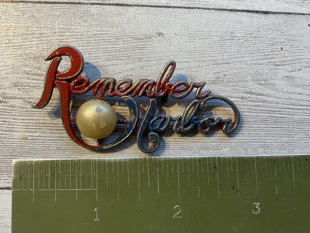 ORIGINAL WWII US HOME FRONT REMEMBER PEARL HARBOR PIN