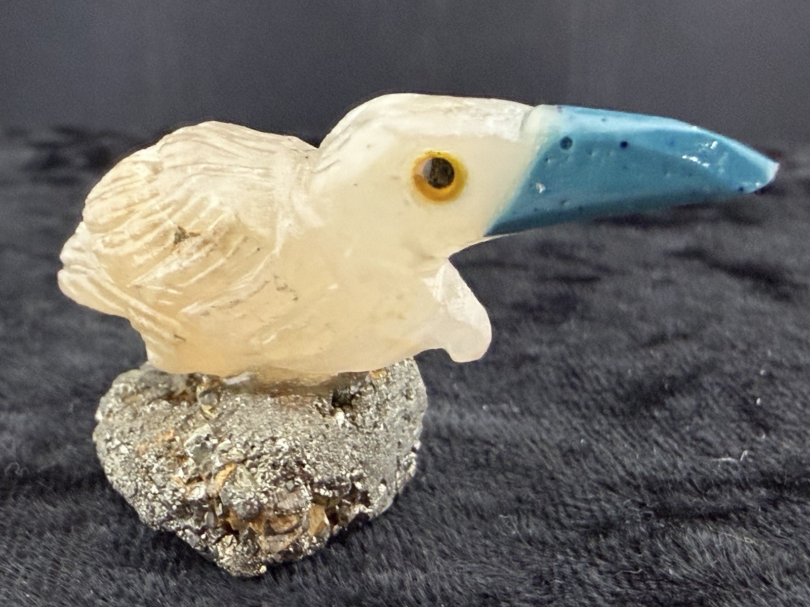 Gemstone Bird Sculpture on Mineral Base. 14 g. 43x17x27 mm