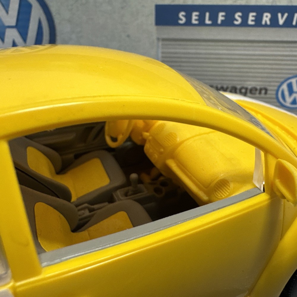 1:24 Scale Plastic Volkswagen Bug California BUGGING