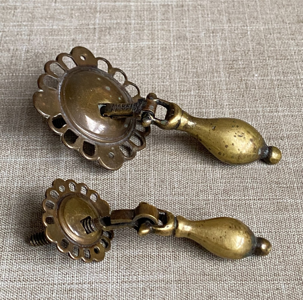 Antique c1925 Set 10 Brass Teardrop Chest Drawer Pulls Handles Plates Fixings