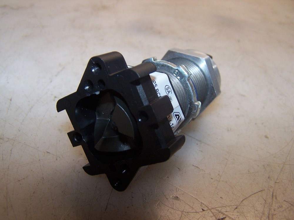 NEW AKRON HAZARDOUS LOCATION 3 POSITION MAINTAINED SELECTOR SWITCH XP3SSCB-5