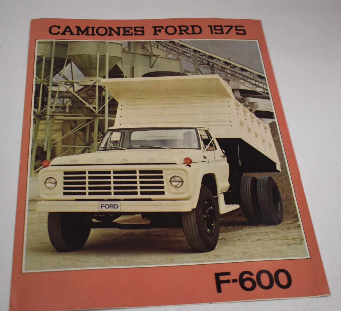 *Original* 1975 Ford F600 Truck Sales Brochure - Spanish Version