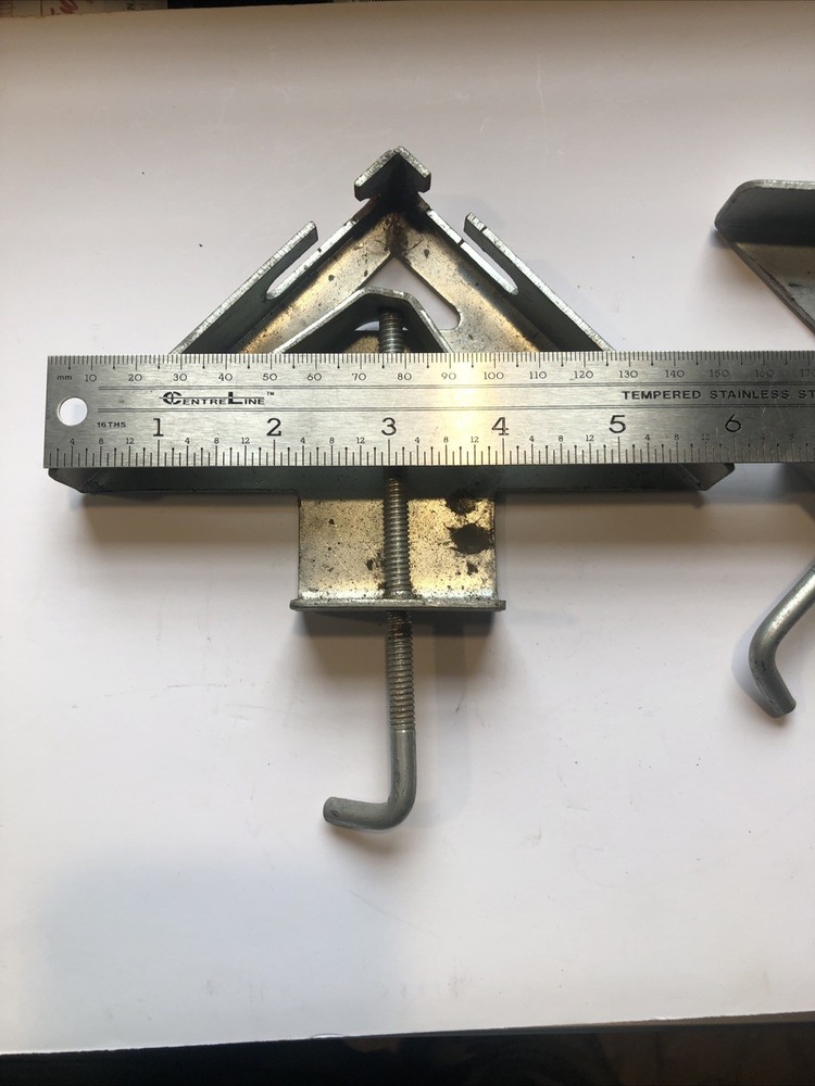 Corner clamp for picture frames