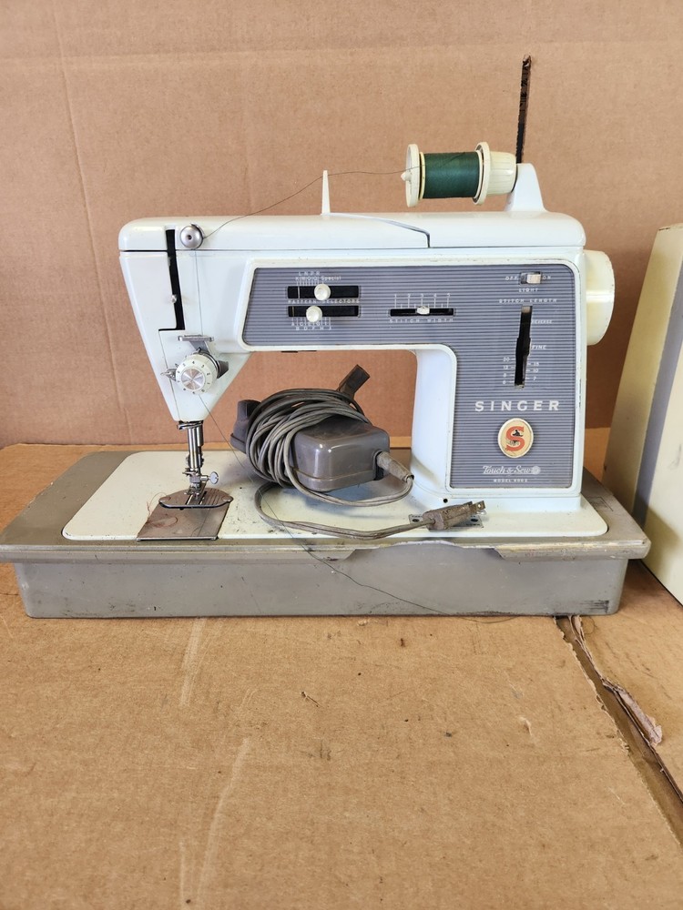 VINTAGE SINGER TOUCH & SEW SEWING MACHINE MODEL 600E