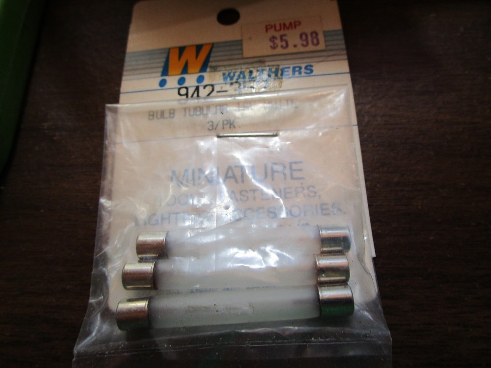 Walthers HO/O scale #942-352 Fluorette Type Bulbs - White pkg(3) -- 16 Volt
