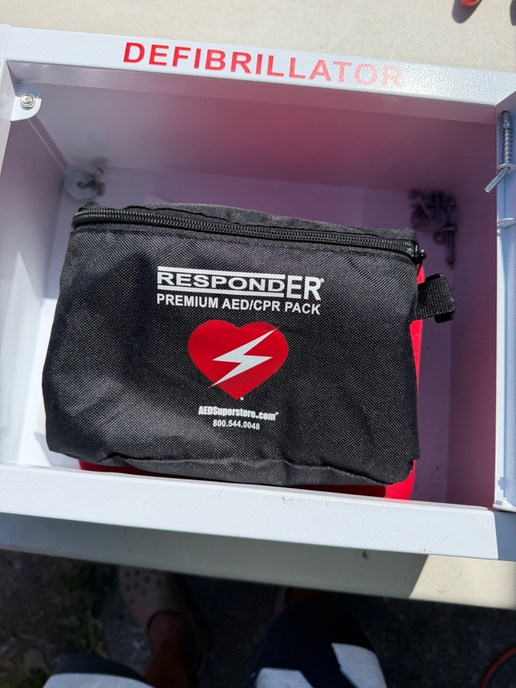 AED defibrillator Model Number M5071A Phillips - With Cabinet