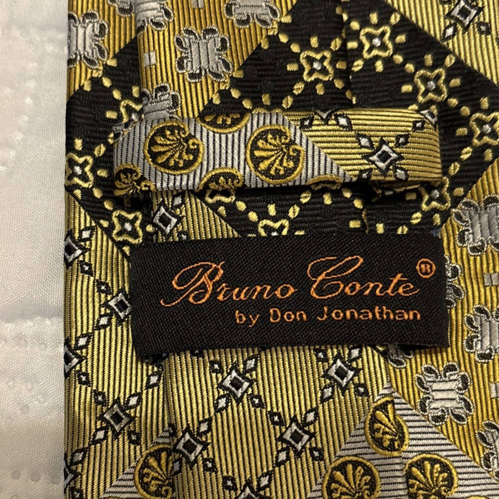 Bruno Conte Men's Patterned Accessory Set Tie Socks Handkerchief Gold & Black