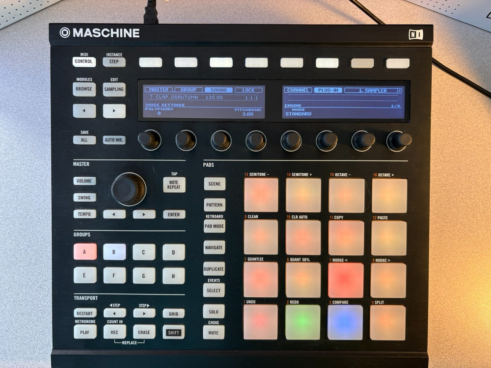 Native Instruments Maschine MK2 w/stand and case w/Maschine software