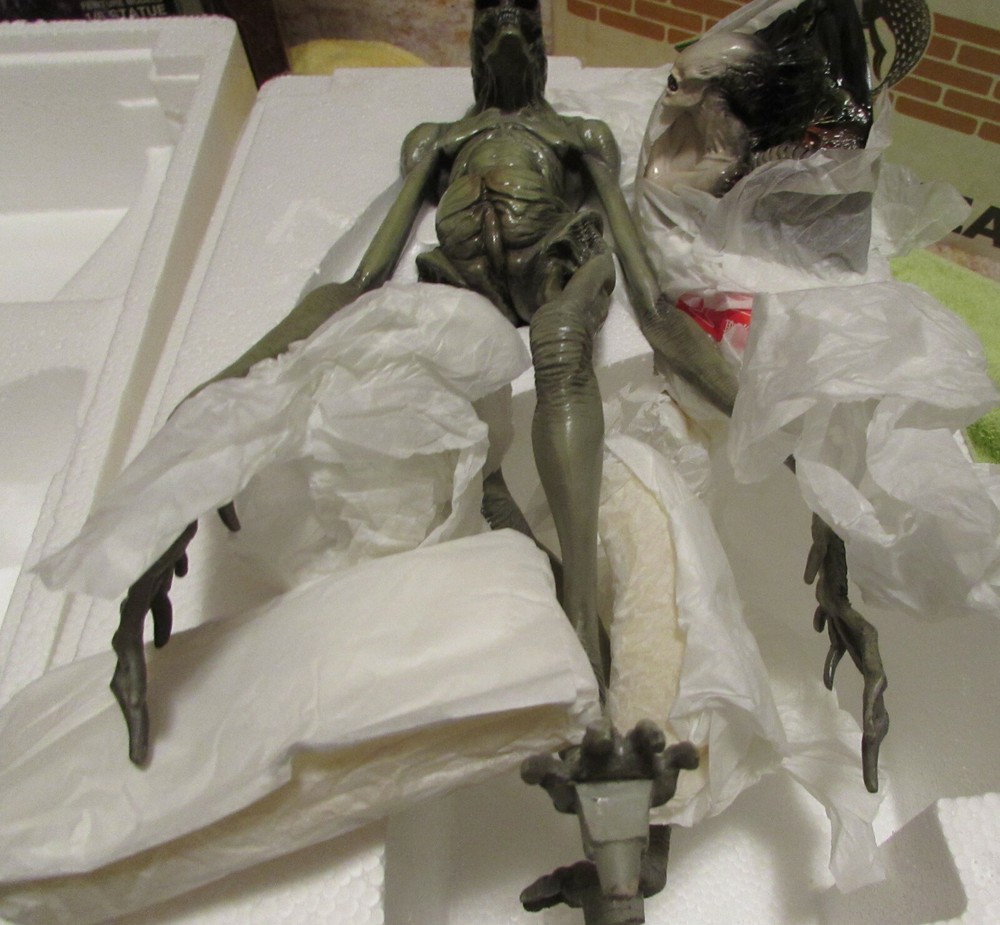 FEWTURE MODELS 1/6 SCALE NEWBORN STATUE FIGURE BUST ALIEN RESURRECTION
