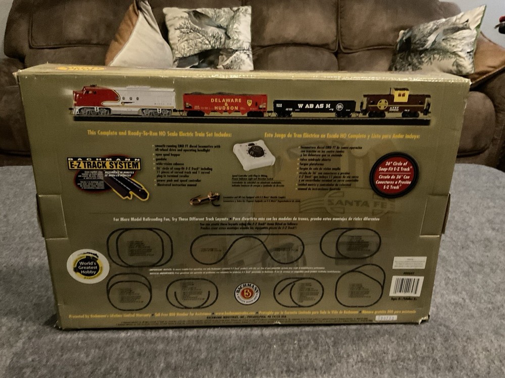 Bachmann 00647 HO Scale Santa Fe Flyer Model Train Set