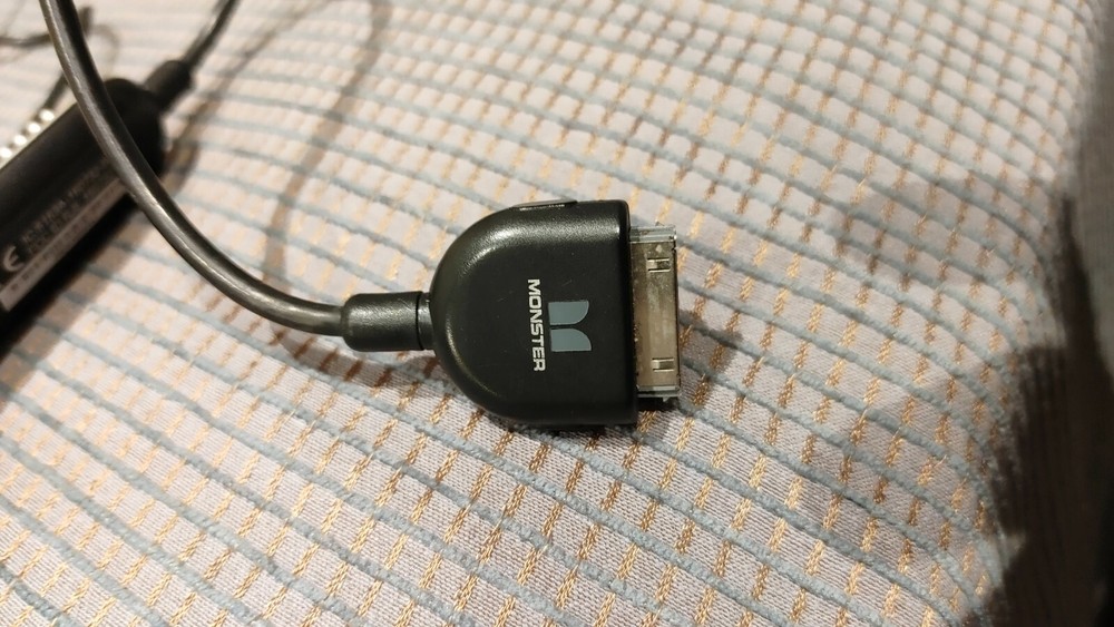 Monster FM Transmitter Car Adapter RJE160732-00 for iPad usage