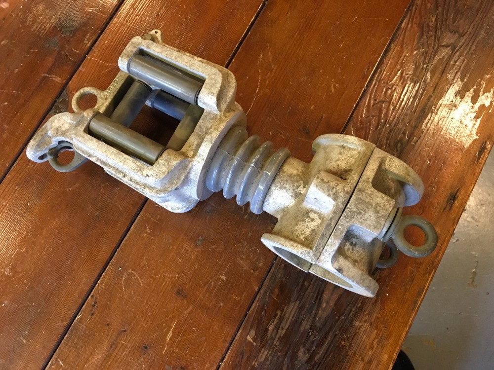 Insulated hotarm mounted conductor stringing block