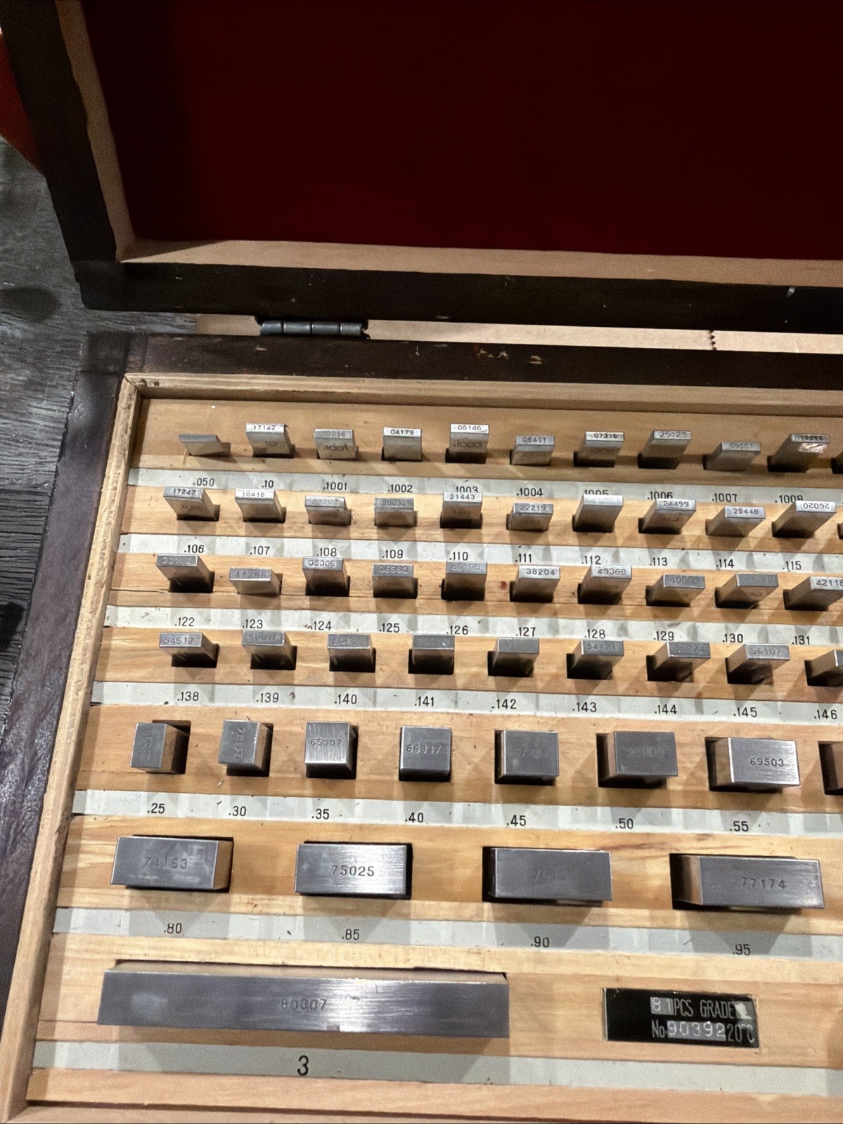 gauge block set 81 piece block set unknown maker wood case complete crack on top