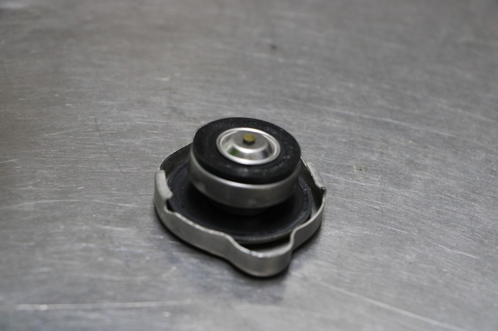 09-14 Yamaha R1 Engine Radiator Cap