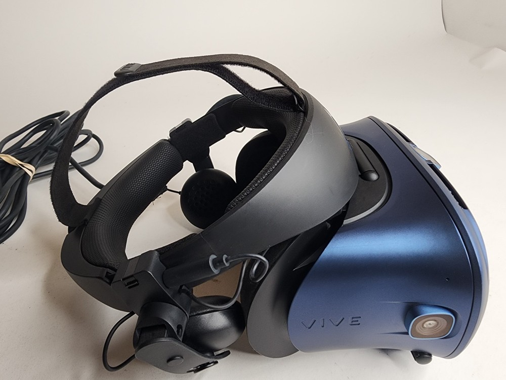 HTC Vive Cosmos Virtual Reality Gaming Headset + Controllers Complete Set