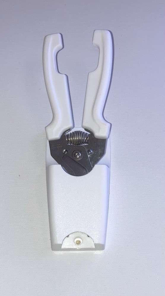 The Pampered Chef Kitchen Shears Scissors & Wall Mount Sheath #1075 Retired