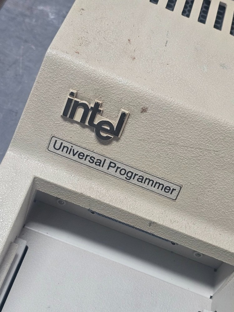INTEL IUP 201 UNIVERSAL PROGRAMMER, OPERATE STAND ALONE OR CONNECT TO PC OR MDS