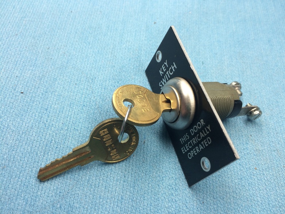 Hudson Switch Lock with Mounting Bracket - Momentary