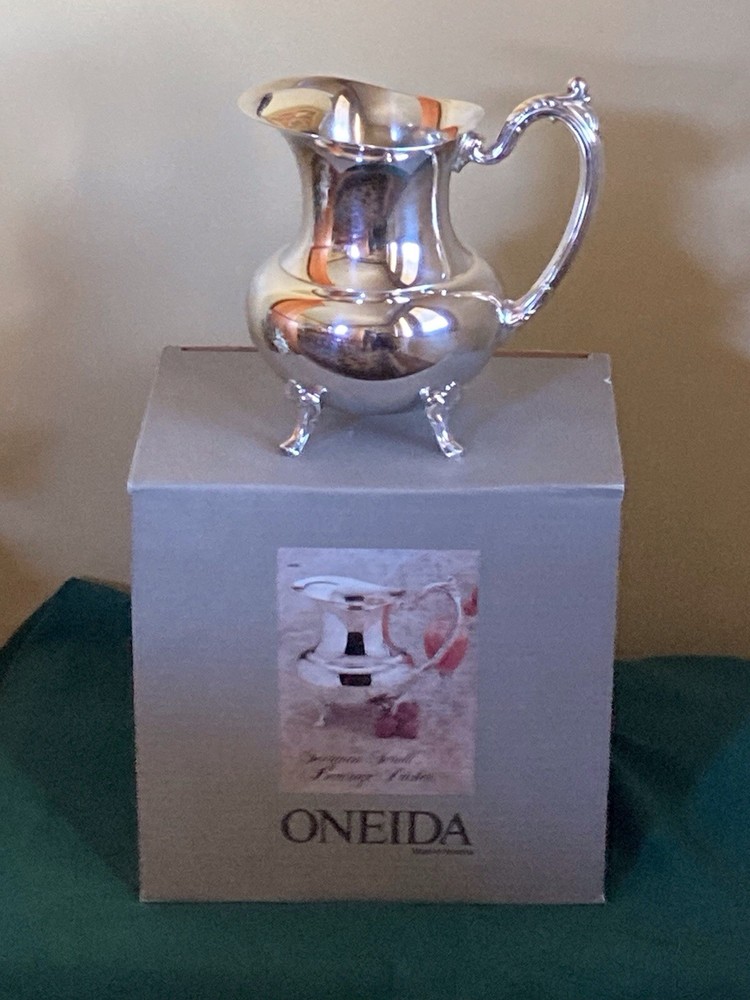 Oneida Georgian Scroll Beverage Pitcher 2 Quart
