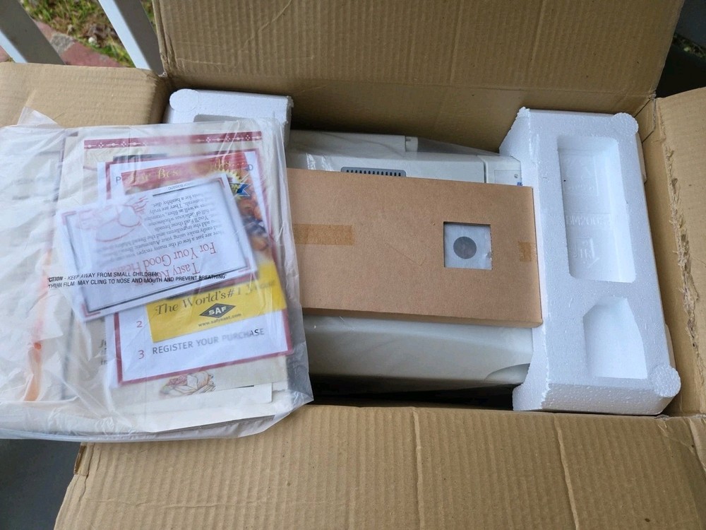 Breadman Pro TR -850 Automatic Bread Maker 2LB Capacity