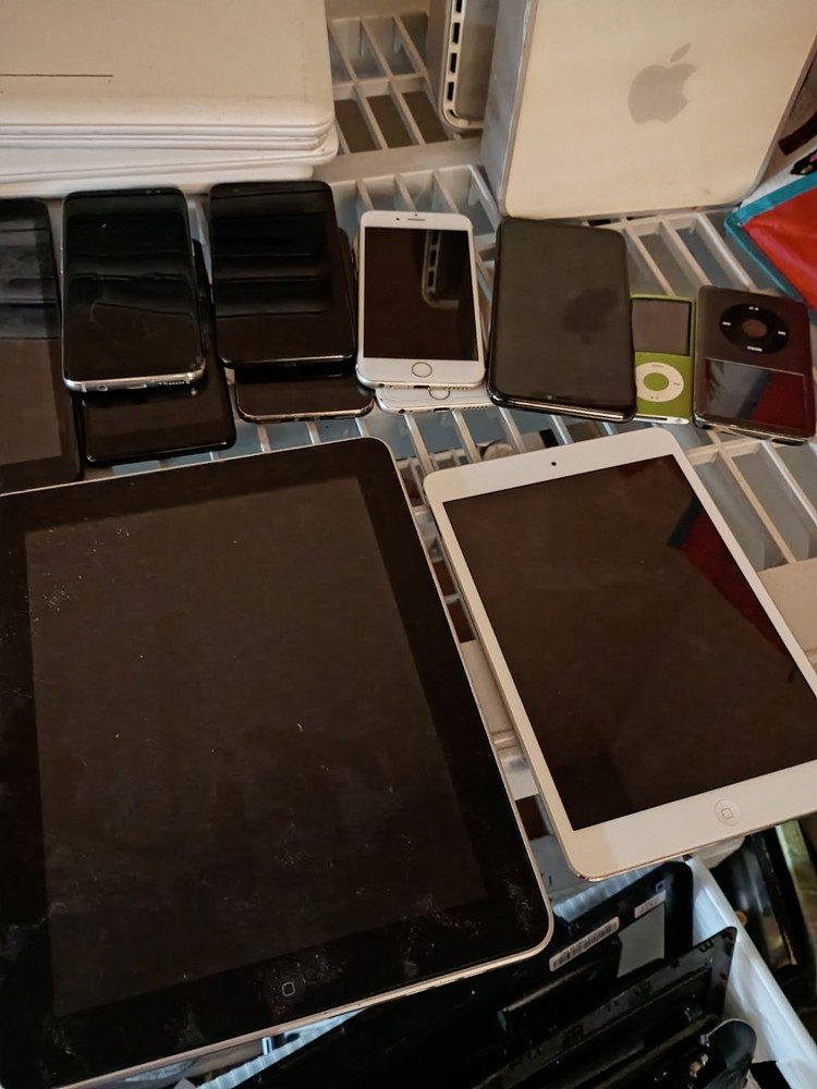 ELECTRONICS LOT IPHONES ANDROIDS IPADS IPODS AND MORE