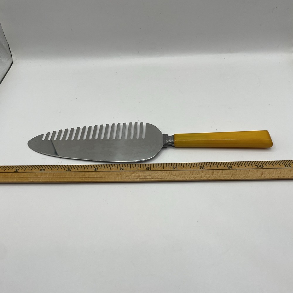 Vintage Bakelite Butterscotch Handle Cake or Pie Cutter or Server