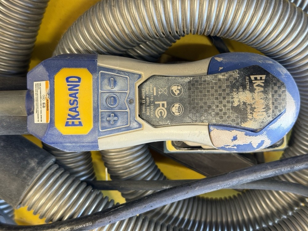 UNEEDA EKASAND DUST-FREE SANDING VACUUM SYSTEM WITH SANDING PADS