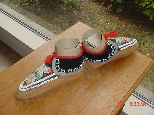 BEAUTIFUL OLD IROQUOIS INDIAN BEADED HIDE MOCCASINS MOCKS