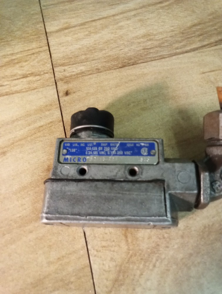 Honeywell Micro Switch DTE6-2RN 845 W/3/8 Fitting Attached