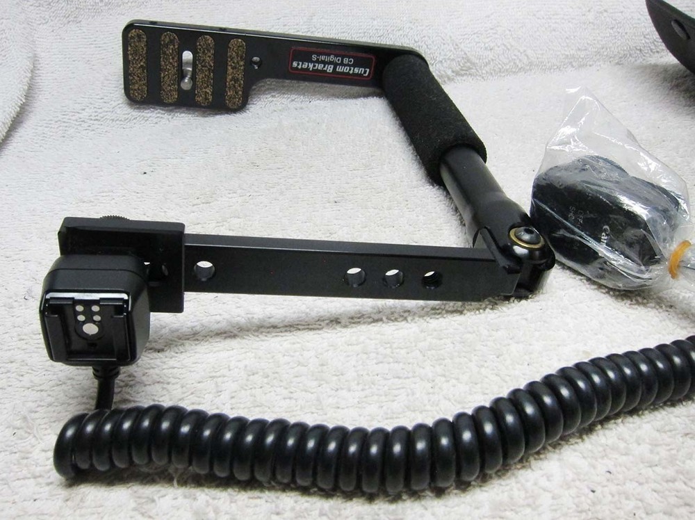 Canon Speedlite 580EX EOS Electronic FLASH w/Case + Custom BRACKET & Synch Cord