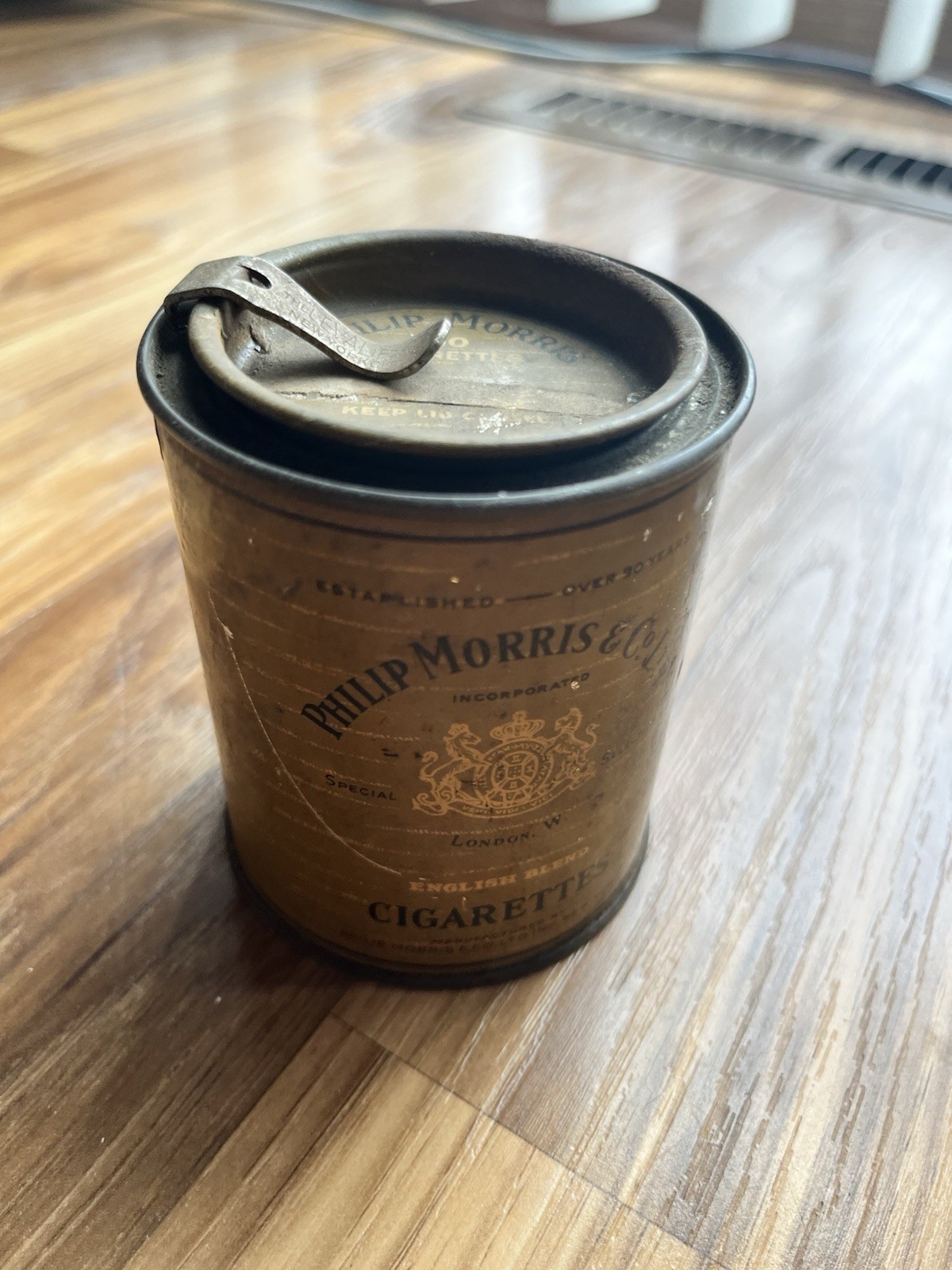 vintage phillip morris & co . cigarettes english blend metal tin