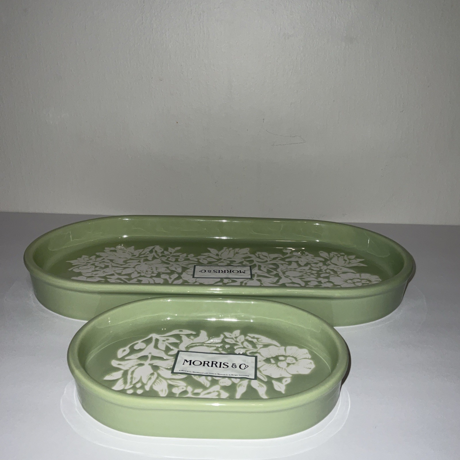 MORRIS & Co. GREEN WHITE ETCHED FLORAL EVERTED RIM CERAMIC 12.5 & 6.5 TRAYS NWT￼