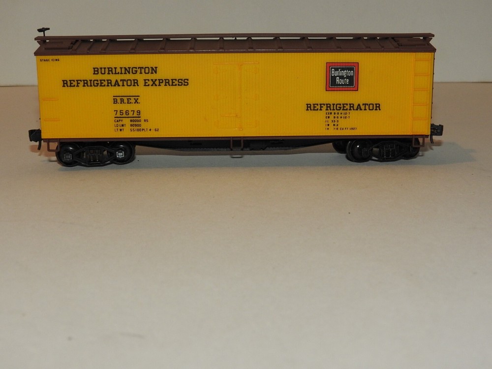 ATHEARN HO scale BURLINGTON REFRIGERATOR #75679 REEFER