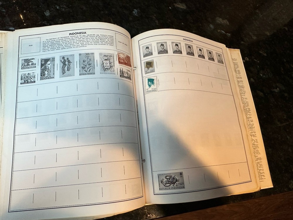 VTG 1977 Traveler Stamp Album With Many Stamps.