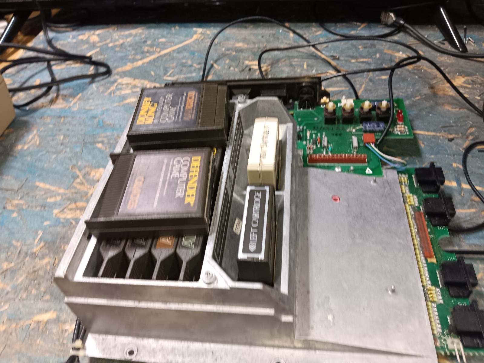 Atari 800 BAREBONES Motherboard-FULL RAM-GAMES-BASIC & MONKEY II-GOOD-SEE ALL