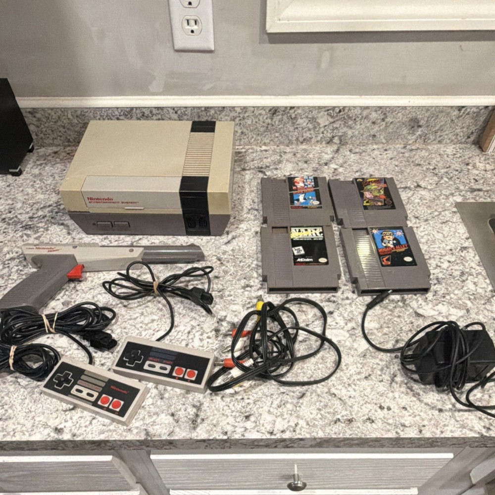 Nintendo Entertainment System NES Console Bundle w/ Controllers, Zapper & 4 Gam…