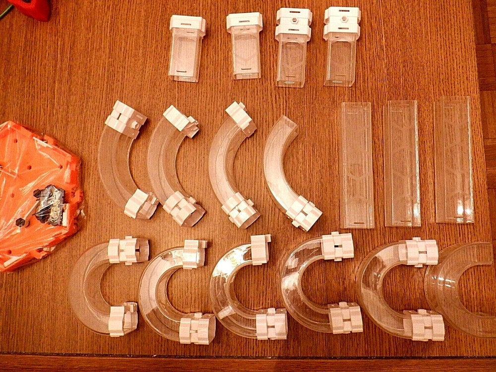 HexBug Nano V2 Habitat Climbing Tubes, Platform and 2 Working Hexbug Nanos