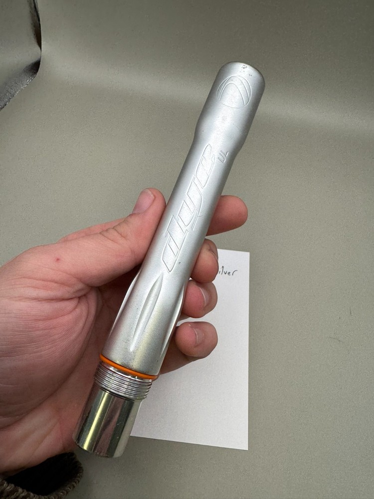 Dye UL Back-Satin Silver 688 Bore AC Thread