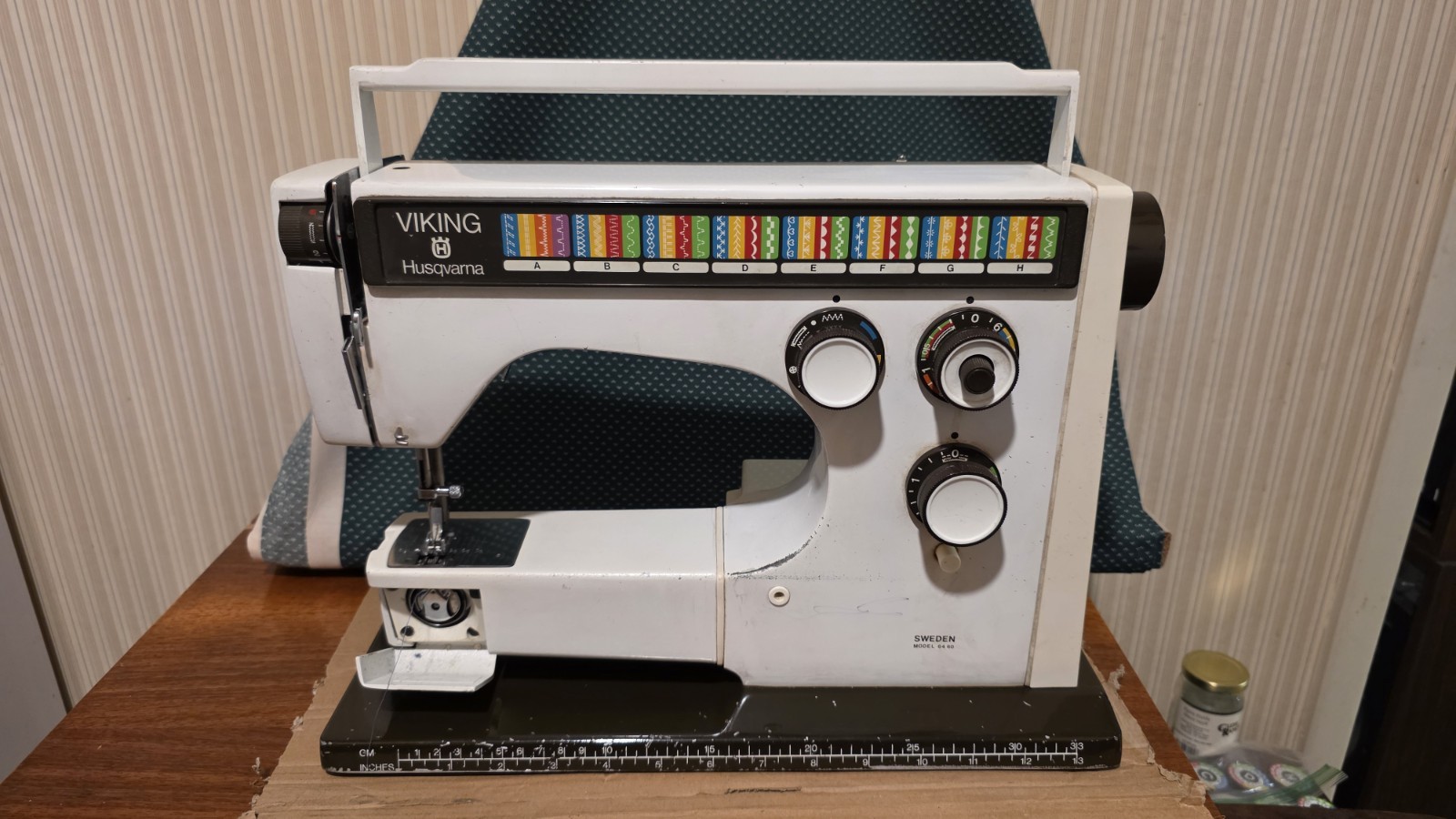 VTG Viking Husqvarna 6460  Sewing Machine For Parts only untested (Missing Cord)