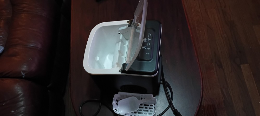 Very Good Condition Evini INTERTEK 5014533 Ice maker