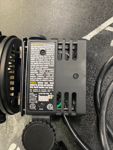 Lowel Pro Light with 1/2 Barn Doors needs bulb