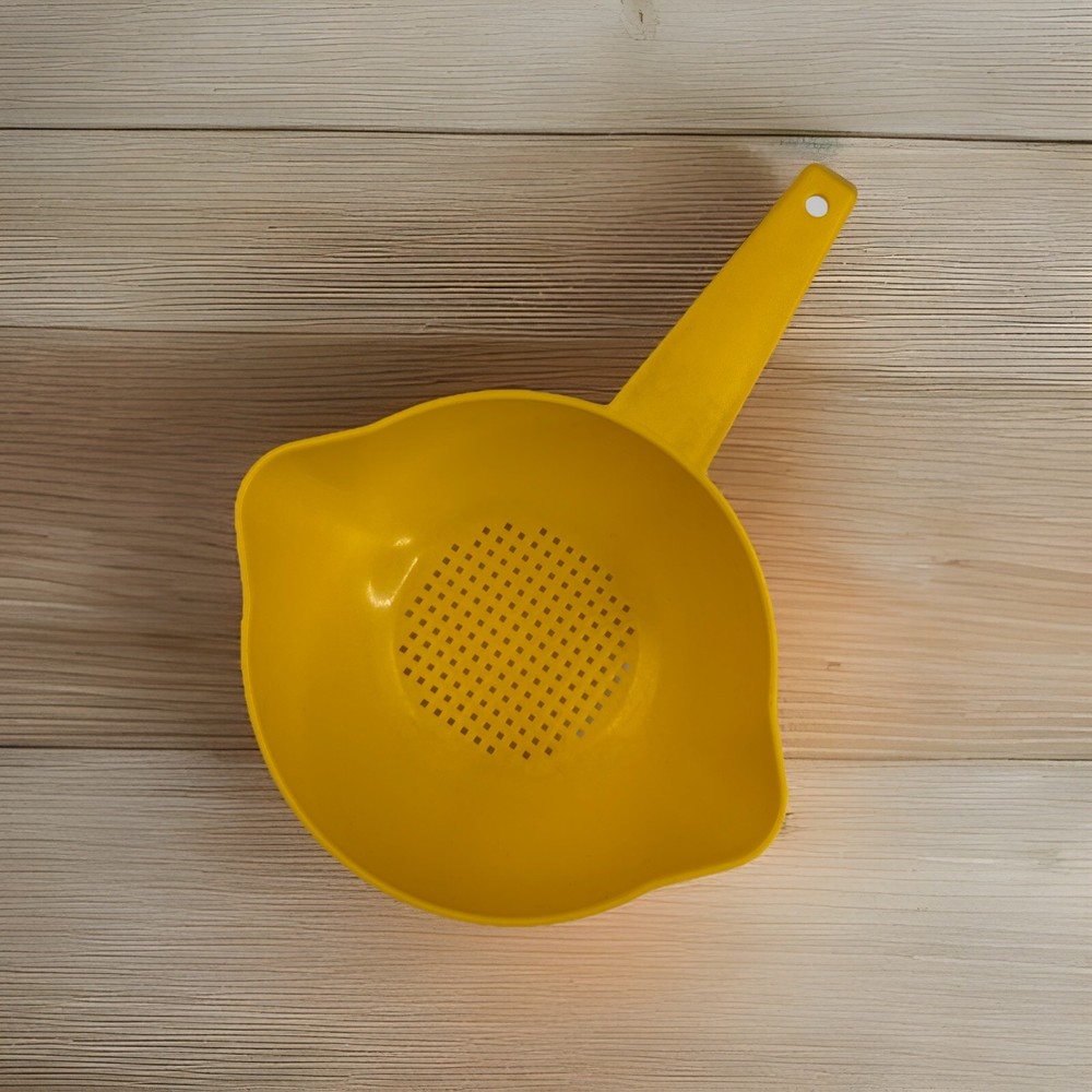 TUPPERWARE Colander Strainer 1 Quart Yellow-Double Spouts #1200-7